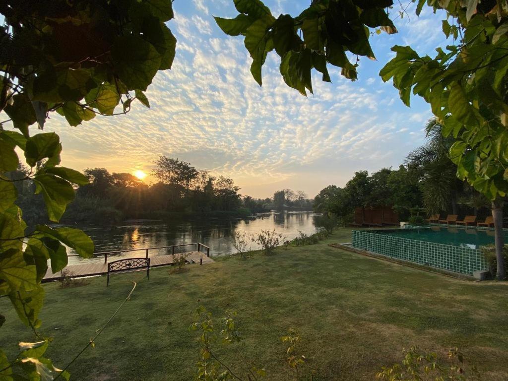 Ruen Maihom Riverside Cottage Kanchanaburi City Exterior photo