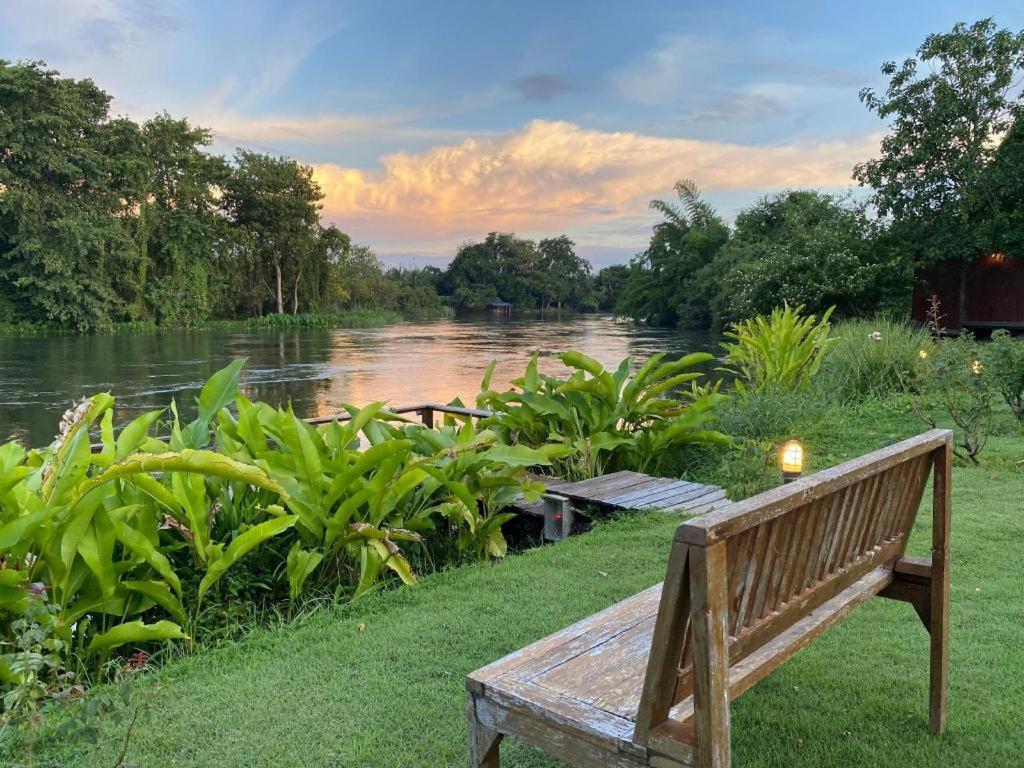 Ruen Maihom Riverside Cottage Kanchanaburi City Exterior photo