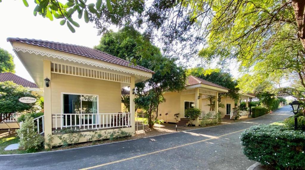 Ruen Maihom Riverside Cottage Kanchanaburi City Exterior photo