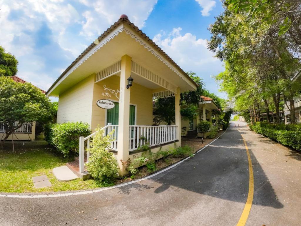 Ruen Maihom Riverside Cottage Kanchanaburi City Exterior photo